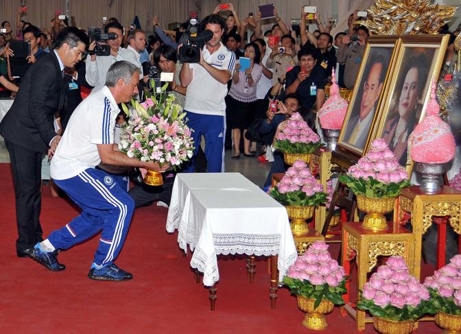 Jos Mourinho  a Bangkok con il suo Chelsea. Osannato come un re, lui mostra per  rispetto per le usanze orientali, porgendo un tributo floreale - con tanto d'inchino - alle immagini dei sovrani thailandesi,  re  Bhumibol Adulyadej e la regina Sirikit 